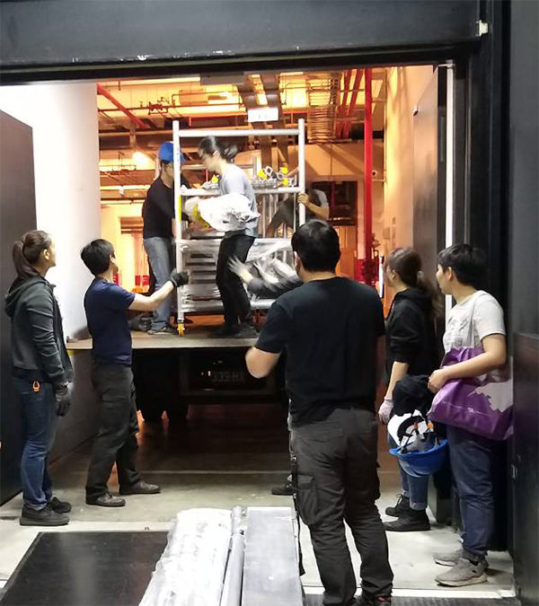 將鷹架拖車移至展廳