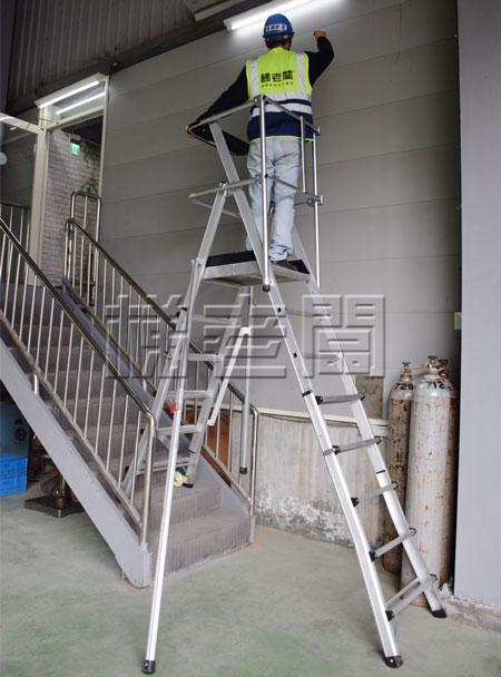 梯老闆-可調式高空平台梯，在樓梯間使用